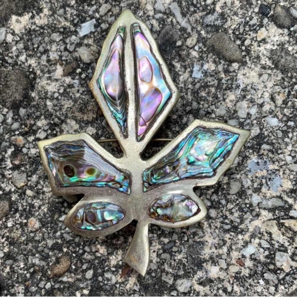 Vintage leaf pin